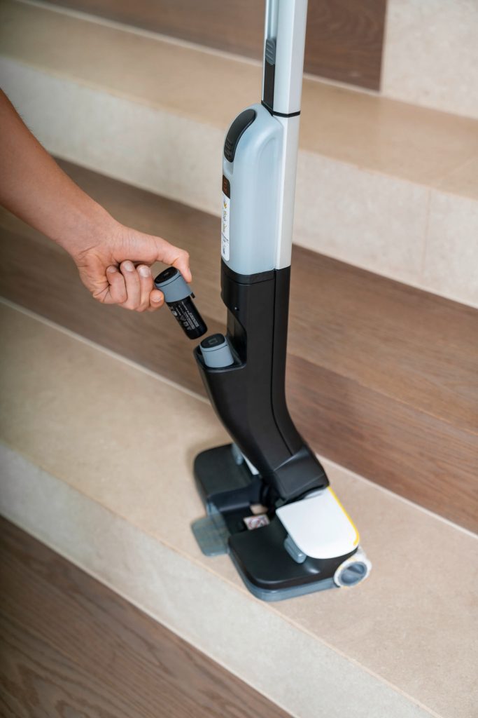 ไม้ถูพื้นไฟฟ้า รุ่น FC 4-4 Battery Set by stintertrade